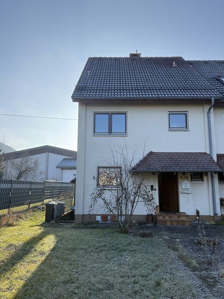 Charmante Doppelhaushälfte mit 5 Zimmern in Lenningen